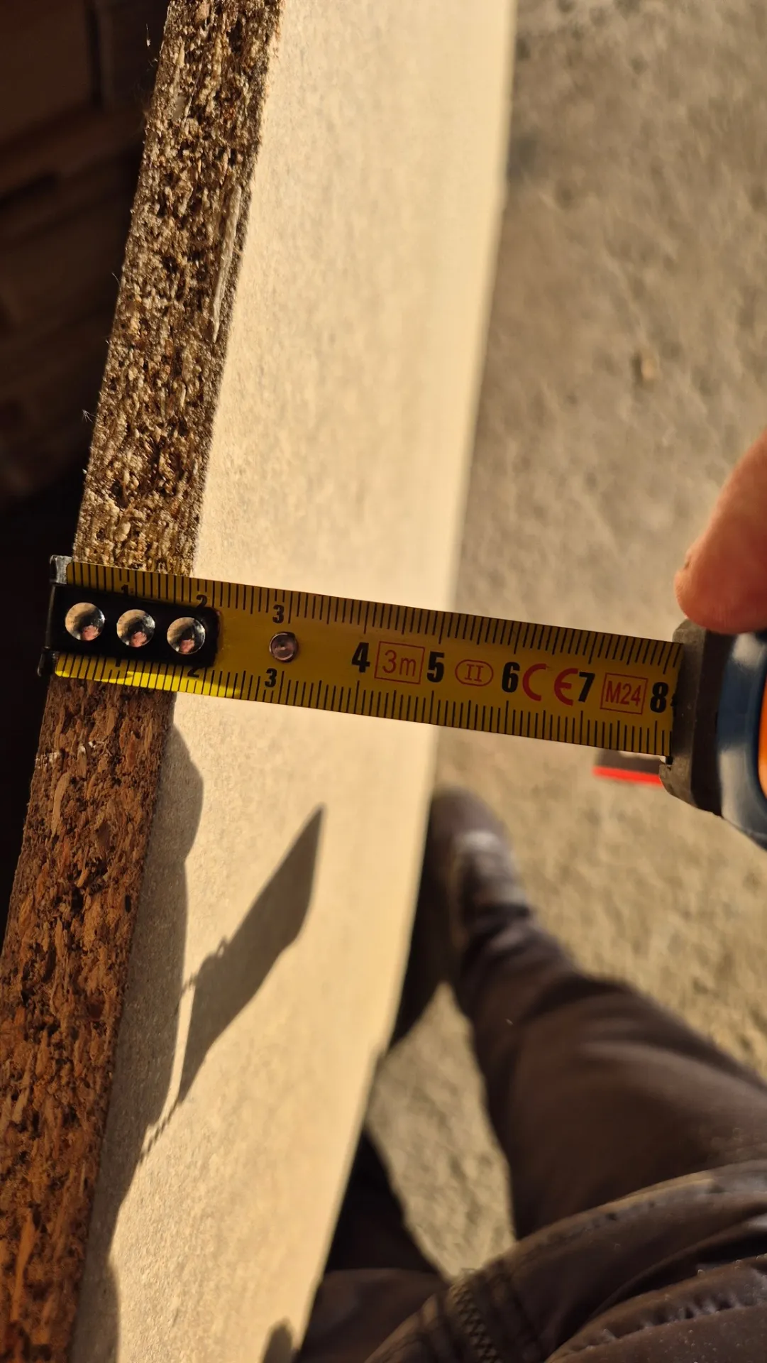 Bok blatu paździerzowego z&nbsp;metrówką