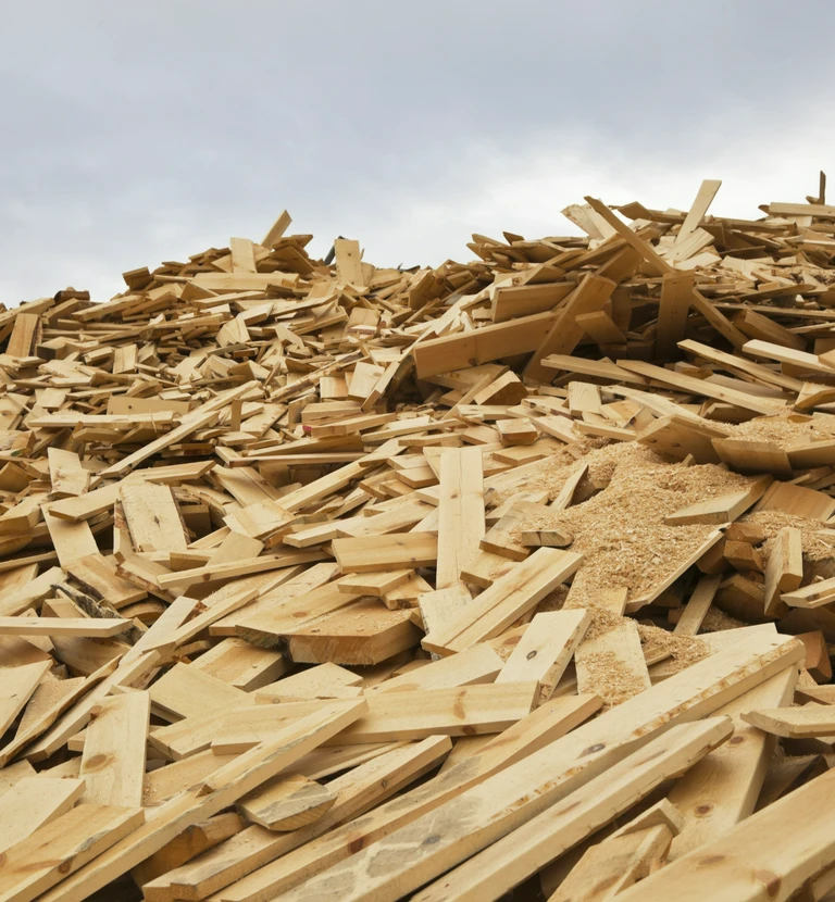 duży stos odpadów drewnianych