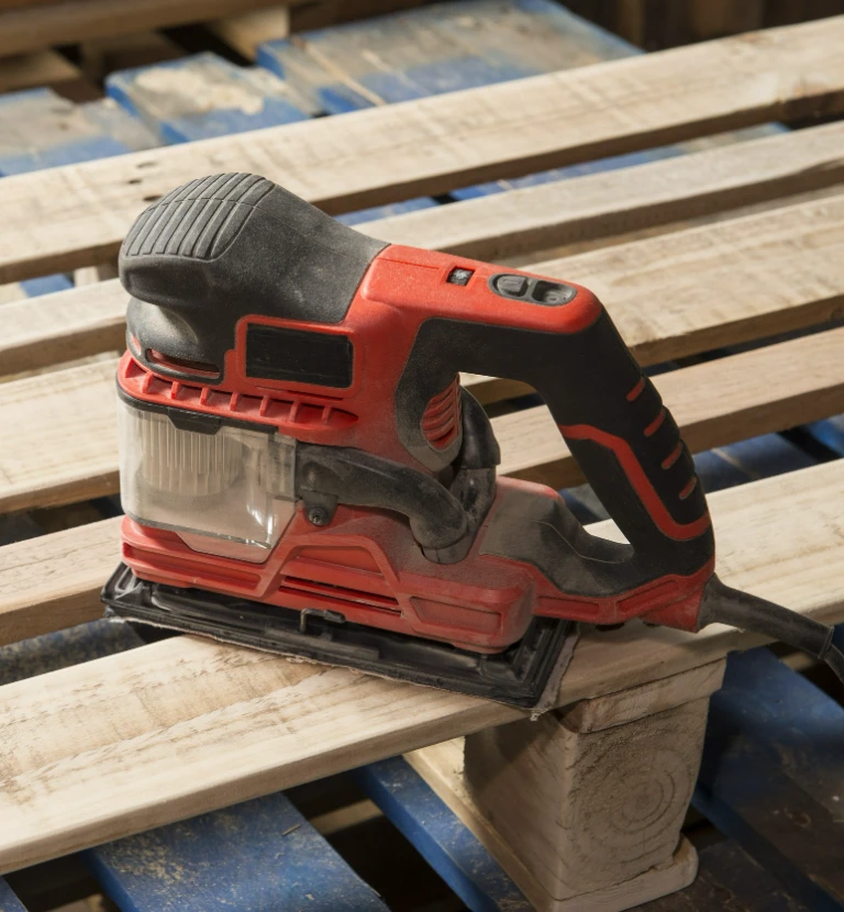 szlifierka oscylacyjna na&nbsp;palecie