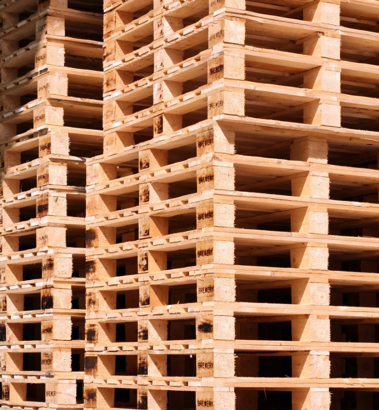 stos palet z&nbsp;napisem brewery