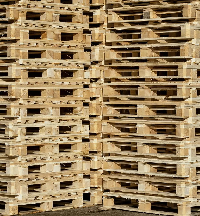 dwa stosy palet drewnianych