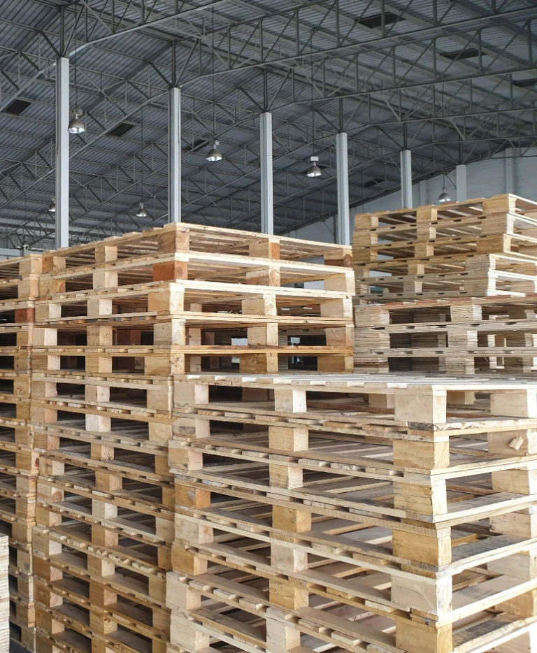 Palety drewniane w&nbsp;magazynie