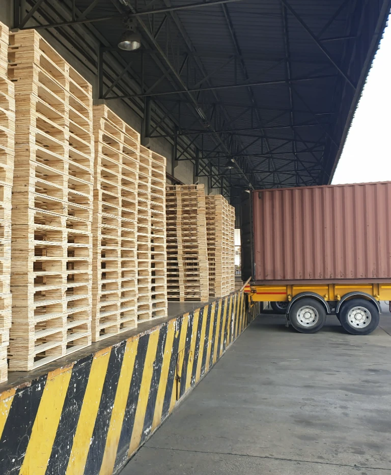 Palety z&nbsp;tirem w&nbsp;tle