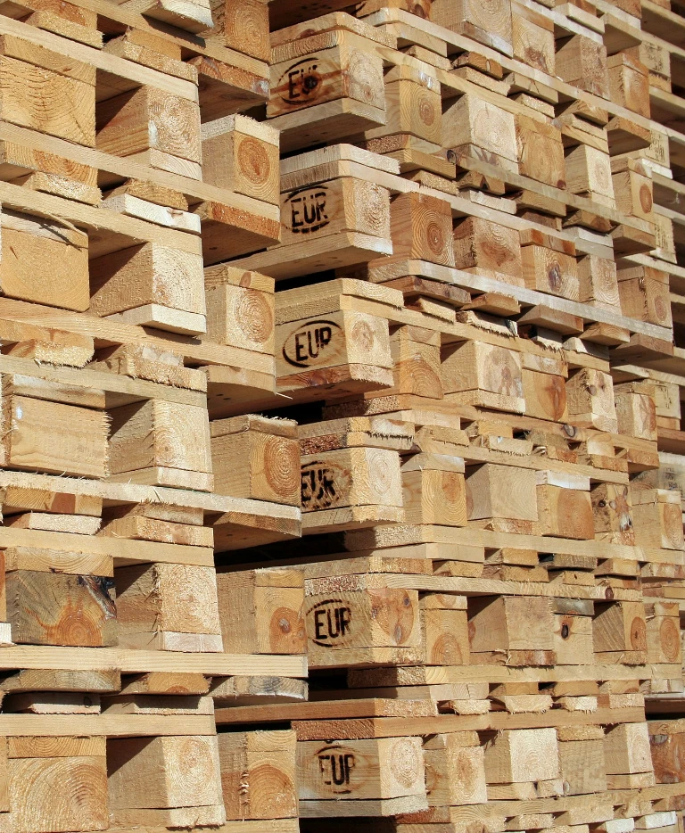 Widok profilowy palet drewnianych EUR