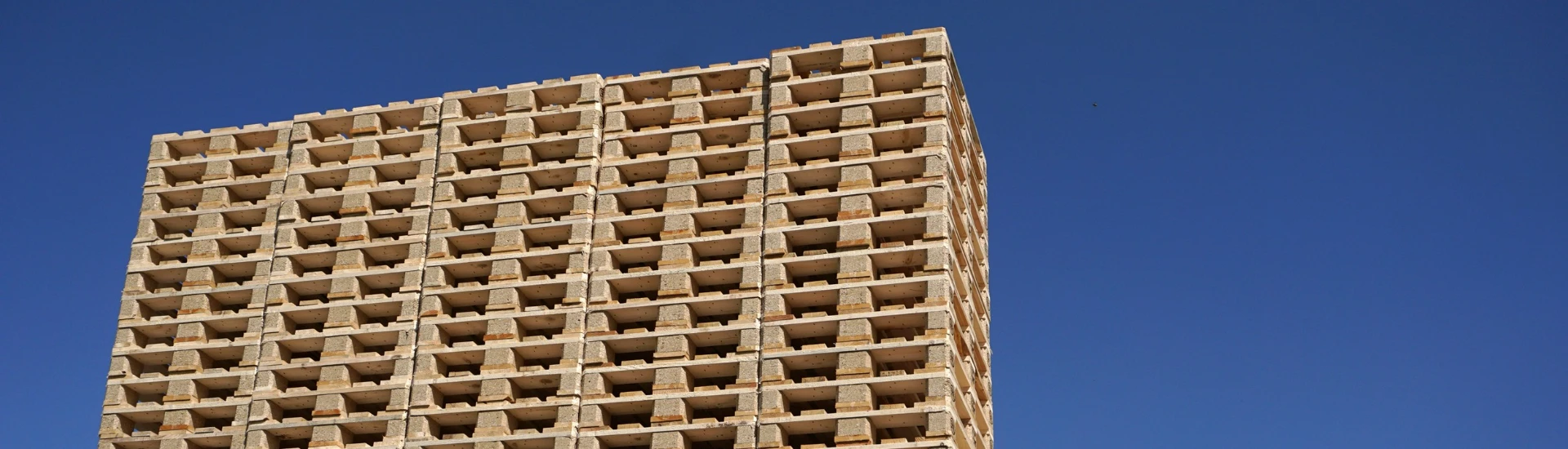 Palety na&nbsp;tle nieba